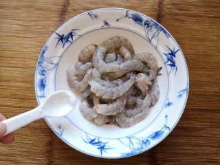 锦卤馄饨——《风味人间》复刻版,在虾仁中加一丢丢盐和料酒抓拌均匀腌制10分钟。