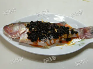 老干妈豆豉蒸鱼——懒人也能出好菜,用汤匙挖两匙老干妈风味豆豉（连红油一起）平铺在鱼表面。