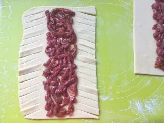 意式红烩牛柳酥,用到将牛柳两侧的面片倾斜着裁成多份1厘米宽度的条