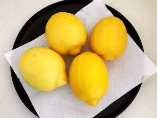 蜜渍柠檬皇菊茶,把柠檬捞出来，用厨房用纸擦干水份