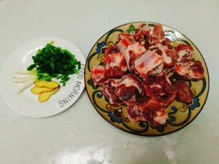 家常菜+红烧排骨,洗净的排骨沥干水分，姜，葱，蒜切小备用。