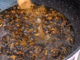 东北经典传统小吃:东北饭包,加入糖、五香粉调味,炒匀盛出备用