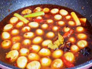 香辣啤酒鹌鹑蛋,大火烧开