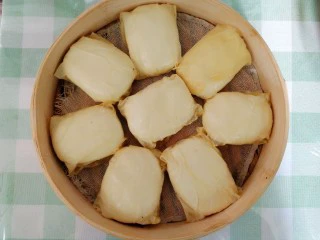 豆腐皮粄~客家小吃,冷水上锅,中火隔水蒸15-20分钟