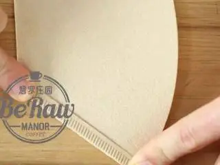 原创|热带雨林圣诞咖啡,折叠好滤纸，放入滤杯并用热水冲洗滤纸并温热滤杯；