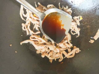 老家传统小吃----韭菜炒肉丝,放入切好的里脊肉，炒至变色倒入适量的酱油，炒至上色