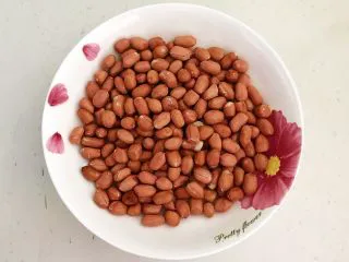 开胃小菜 老醋花生,花生米清洗干净，用厨房用纸吸去水分
