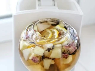 水果玫瑰花茶,好了就放柠檬片，浸泡8分钟 可以多泡几分钟 可以放冰块，放冰箱，再饮用