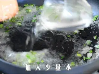 小吃甜点中的霸主，总是让人流连忘返！,加入少量水，搅拌均匀，保持小火慢慢熬成糖浆。