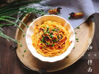 地方小吃+上海葱油拌面,撒一些新鲜葱末即可。