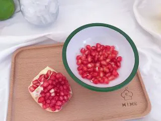 百变水果:粉红气泡水,食材处理: 石榴去皮取出石榴籽备用(石榴巧取石榴籽:石榴蒂划出正方形 然后对准四个角划开就可以完整的剥开了)