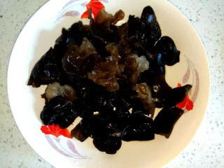 木耳黄瓜烧豆腐,洗净，用手撕成小块