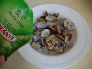 西班牙小吃：土豆蛤蜊,盛入蛤蜊，倒入原汤再撒点欧芹点缀即可