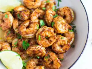 加勒比海风味鲜虾玉米卷,中火热锅，倒入少许食用油