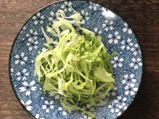 街头风味东北烤冷面,生菜切成细丝