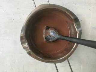 巧克力双色雪糕,搅拌均匀,得到巧克力味雪糕糊