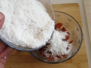 老北京小吃艾窝窝,然后把10克的另一半椰蓉加入山楂碎中搅拌均匀。