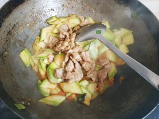 西红柿西葫芦炒肉片,西葫芦变软，放入肉片