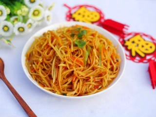 超爽口的凉拌土豆丝,成品棒棒哒。