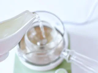 玫瑰水果小种红茶,茶壶中倒入纯净水。