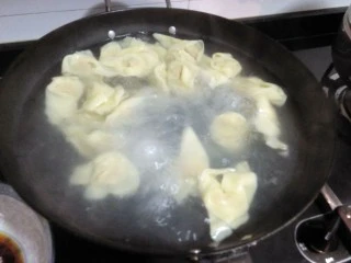 #地方特色小吃# 自制龙抄手,烧水,水开后放入抄手,煮约1分钟待抄手全部浮起来,皮有点透就捞出来