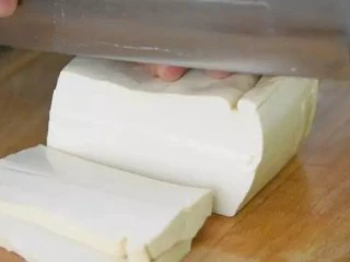 外焦里嫩的街头人气小吃，在家也能做——铁板孜然煎豆腐,先将豆腐切成大小适中的薄片备用