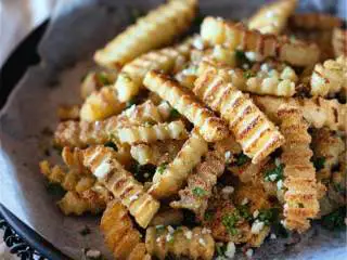 香烤黑松露风味土豆条,把土豆条放在一个大盘子中，撒上新鲜欧芹和古冈佐拉干酪 ，趁热吃，可以享用啦！