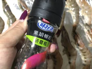 普罗旺斯风情烤虾,虾均匀的码入铺了锡纸的烤盘内，撒黑胡椒。