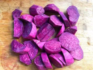 紫薯糯米丸子,紫薯削掉外皮，清洗干净切成块待用。