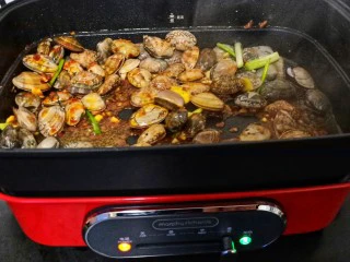 ㊙完爆街边小吃的《辣炒花蛤》,用铲子不停地翻炒至花蛤打开。