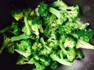 蒜蓉蚝油西兰花,翻炒片刻