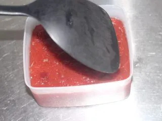 老北京小吃之“山楂糕”,在用铲子把表面抹平,这样出来的造型会好看一些。