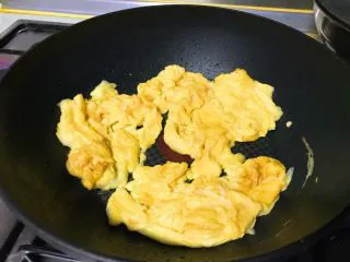 快手菜—青龙菜炒蛋,翻面立即出锅。