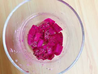 梦幻火龙果酸奶杯,取一只杯子，放入一层火龙果小丁儿。