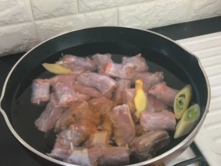 解馋小吃辣鸭脖,姜片 大葱段 料酒 开火煮