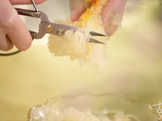 【枇杷仙露】小仙女的解暑必备饮品（快手菜）,将银耳剪成小朵；