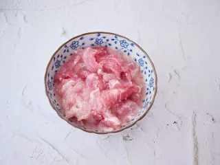 黄瓜鸡蛋炒肉片,猪肉洗净切成薄片，加入1汤题料酒、玉米淀粉1茶匙，盐适量抓匀腌制备用