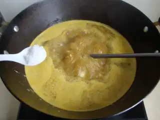 东南亚风味：咖喱红虾,加盐、鸡精调味