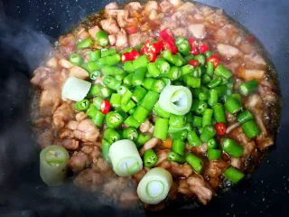 四川+双椒兔,放入青椒、小红尖椒和大葱段翻炒均匀。