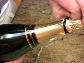 石榴气泡鸡尾酒,撕掉封条后,上酒帽与下面脱离,剥去铝箔酒帽包装