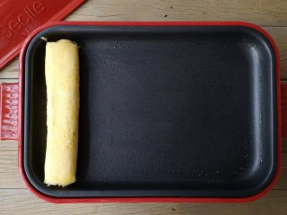 酷夏里的小清新——青瓜厚蛋烧,卷至锅的另一端。