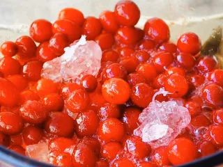 蔓越莓大果粒,最小火先慢慢熬出蔓越莓汤汁。