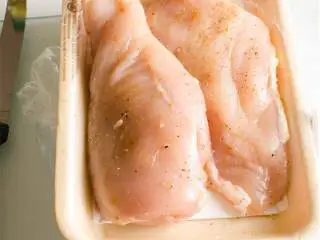 辣墨西哥风味蛋白质碗,在小碗里,混合莳萝、盐和胡椒 ,在有机鸡胸 的两边撒上一半的调料,放一边。