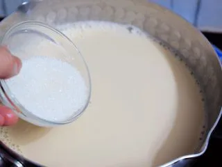 自制脏脏珍珠奶茶奶盖,加入白糖