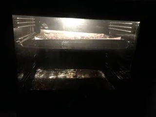 法式传统甜点:蛋白糖/Meringue,挤好把烤盘放入烤箱中层,我的烤箱只能上面加热所以我放低一点. 温度建议开100度左右. 时间起码1个小时,时间到了可以拿一个看是否好揭开. 如果还没有完全干需要再烤一会儿. 这个别担心有的烤箱需要2-3个小时.