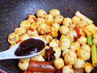 香辣啤酒鹌鹑蛋,加入蚝油