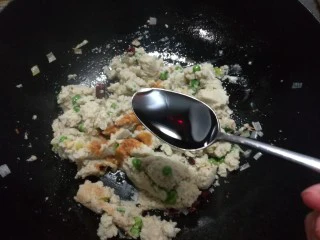 北京传统经典小吃-老北京麻豆腐,放入生抽，量多少看个人喜好哈！