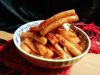 韩式辣炒年糕，炙手可热的小吃,超级美味的炒年糕赶紧做起来吧。