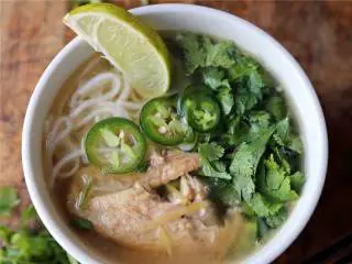 越南风味鸡肉米粉汤,青柠 切瓣做装饰用，撒点白胡椒粉 即可上桌。