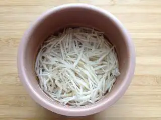 凉拌手撕杏鲍菇,将煮熟的杏鲍菇放入冷开水中过凉